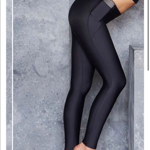 Matte black pocket leggings